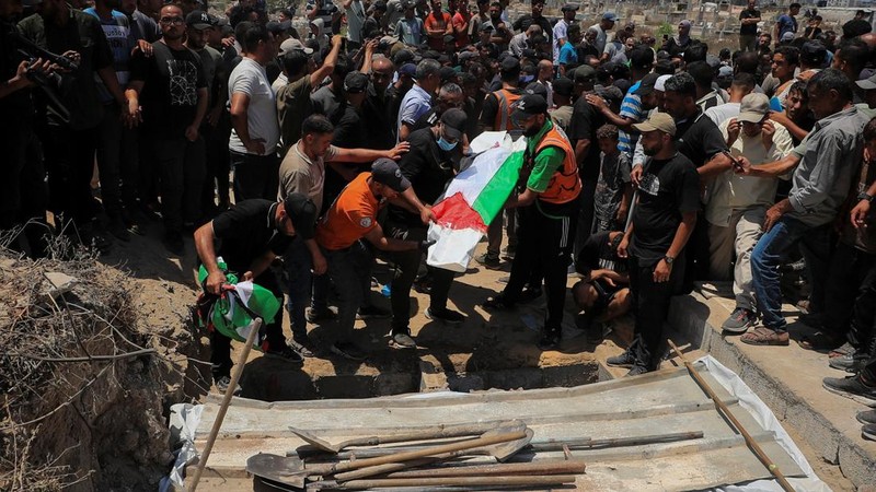 Warga Gaza menggelar pemakaman jenazah 112 anggota satu keluarga besar yang tewas dalam agresi Israel hampir tiga tahun lalu, Selasa (4/8/2026). (via REUTERS/Dawoud Abu Alkas)