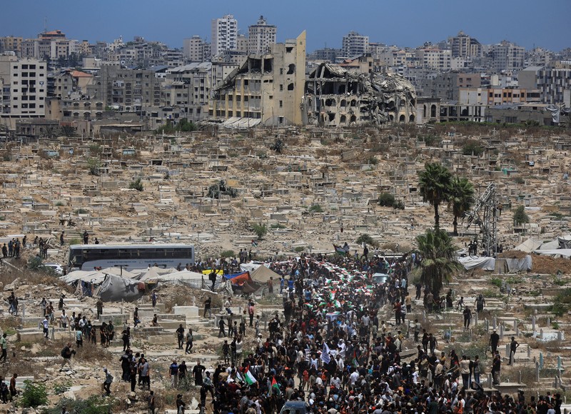 Warga Gaza menggelar pemakaman jenazah 112 anggota satu keluarga besar yang tewas dalam agresi Israel hampir tiga tahun lalu, Selasa (4/8/2026). (via REUTERS/Dawoud Abu Alkas)