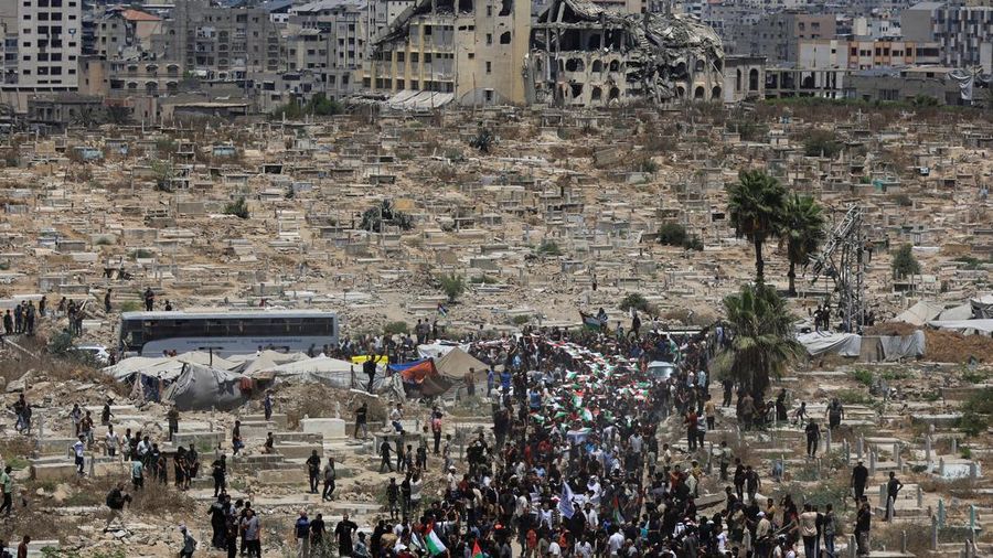 Warga Gaza menggelar pemakaman jenazah 112 anggota satu keluarga besar yang tewas dalam agresi Israel hampir tiga tahun lalu, Selasa (4/8/2026). (via REUTERS/Dawoud Abu Alkas)