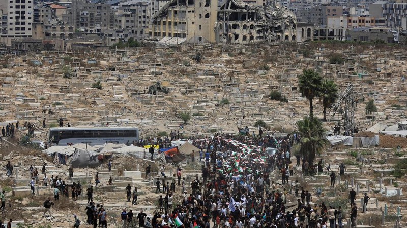 Warga Gaza menggelar pemakaman jenazah 112 anggota satu keluarga besar yang tewas dalam agresi Israel hampir tiga tahun lalu, Selasa (4/8/2026). (via REUTERS/Dawoud Abu Alkas)