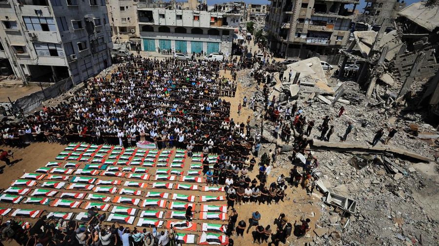 Warga Gaza menggelar pemakaman jenazah 112 anggota satu keluarga besar yang tewas dalam agresi Israel hampir tiga tahun lalu, Selasa (4/8/2026). (via REUTERS/Dawoud Abu Alkas)