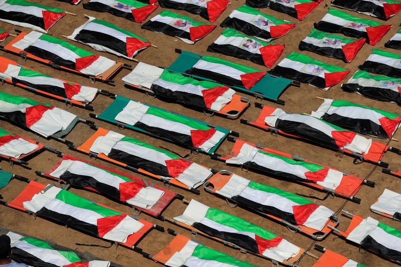 Warga Gaza menggelar pemakaman jenazah 112 anggota satu keluarga besar yang tewas dalam agresi Israel hampir tiga tahun lalu, Selasa (4/8/2026). (via REUTERS/Dawoud Abu Alkas)