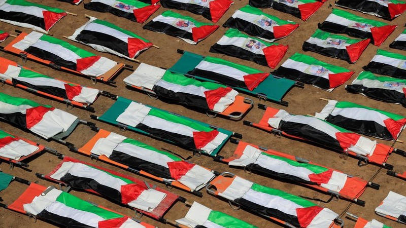 Warga Gaza menggelar pemakaman jenazah 112 anggota satu keluarga besar yang tewas dalam agresi Israel hampir tiga tahun lalu, Selasa (4/8/2026). (via REUTERS/Dawoud Abu Alkas)