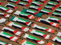 Warga Gaza menggelar pemakaman jenazah 112 anggota satu keluarga besar yang tewas dalam agresi Israel hampir tiga tahun lalu, Selasa (4/8/2026). (via REUTERS/Dawoud Abu Alkas)