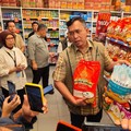 Direktur Utama Perum Bulog Ahmad Rizal Ramdhani saat melakukan inspeksi mendadak di salah satu ritel modern di kawasan Radio Dalam, Jakarta, Rabu (5/8/2026) malam. (Dok. Humas Bulog)