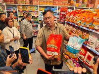Direktur Utama Perum Bulog Ahmad Rizal Ramdhani saat melakukan inspeksi mendadak di salah satu ritel modern di kawasan Radio Dalam, Jakarta, Rabu (5/8/2026) malam. (Dok. Humas Bulog)