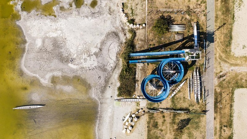 Foto udara menujukkan menurunnya permukaan air di Danau Velence, Hungaria, Kamis (6/8/2026).
Permukaan air di Danau Velence diprediksi akan turun ke level terendah sepanjang masa pada musim panas ini akibat dampak perubahan iklim. (REUTERS/Marton Mo