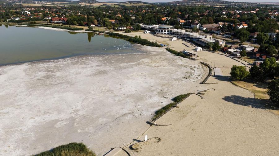 Foto udara menujukkan menurunnya permukaan air di Danau Velence, Hungaria, Kamis (6/8/2026).Permukaan air di Danau Velence diprediksi akan turun ke level terendah sepanjang masa pada musim panas ini akibat dampak perubahan iklim. (REUTERS/Marton Monu