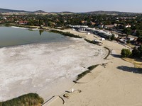 Foto udara menujukkan menurunnya permukaan air di Danau Velence, Hungaria, Kamis (6/8/2026).Permukaan air di Danau Velence diprediksi akan turun ke level terendah sepanjang masa pada musim panas ini akibat dampak perubahan iklim. (REUTERS/Marton Monu