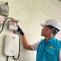 Ilustrasi Petugas PLN melakukan pengecekan kWh meter untuk home charging kendaraan listrik. Meningkatnya jumlah pengguna kendaraan listrik di Indonesia juga berdampak pada peningkatan konsumsi listrik dari layanan Home Charging Services (HCS) PLN. Pa