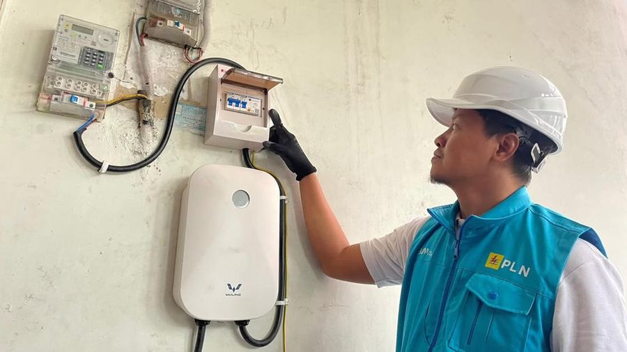 Ilustrasi Petugas PLN melakukan pengecekan kWh meter untuk home charging kendaraan listrik. Meningkatnya jumlah pengguna kendaraan listrik di Indonesia juga berdampak pada peningkatan konsumsi listrik dari layanan Home Charging Services (HCS) PLN. Pa