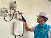 Ilustrasi Petugas PLN melakukan pengecekan kWh meter untuk home charging kendaraan listrik. Meningkatnya jumlah pengguna kendaraan listrik di Indonesia juga berdampak pada peningkatan konsumsi listrik dari layanan Home Charging Services (HCS) PLN. Pa