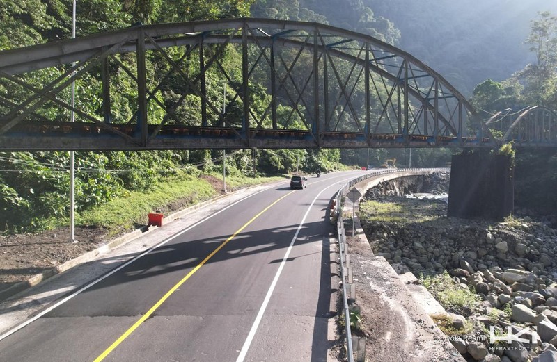 Jalur Lembah Anai resmi dibuka untuk seluruh jenis kendaraan mulai Senin (27/7), setelah sebelumnya mobilitas di kawasan tersebut terganggu akibat bencana. (Dok. PT Hutama Karya Infrastruktur (HKI))