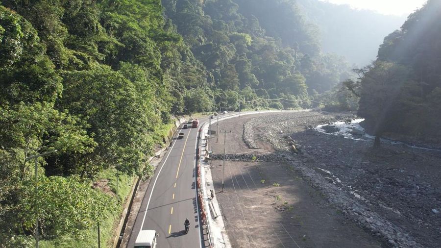 Jalur Lembah Anai resmi dibuka untuk seluruh jenis kendaraan mulai Senin (27/7), setelah sebelumnya mobilitas di kawasan tersebut terganggu akibat bencana.