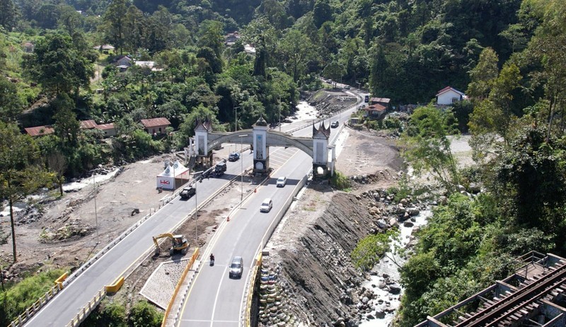 Jalur Lembah Anai resmi dibuka untuk seluruh jenis kendaraan mulai Senin (27/7), setelah sebelumnya mobilitas di kawasan tersebut terganggu akibat bencana. (Dok. PT Hutama Karya Infrastruktur (HKI))