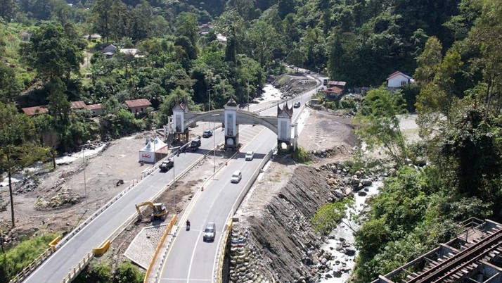 Jalur Lembah Anai resmi dibuka untuk seluruh jenis kendaraan mulai Senin (27/7), setelah sebelumnya mobilitas di kawasan tersebut terganggu akibat bencana. (Dok. PT Hutama Karya Infrastruktur (HKI))