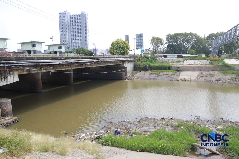 Kondisi air Kali Bekasi di sekitar Jembatan Jalan M Hasibuan, Kecamatan Bekasi Timur, Kota Bekasi, Jawa Barat, Kamis (6/8/2026). (CNBC Indonesia/Muhammad Sabki)