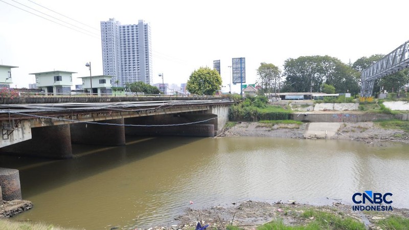Kondisi air Kali Bekasi di sekitar Jembatan Jalan M Hasibuan, Kecamatan Bekasi Timur, Kota Bekasi, Jawa Barat, Kamis (6/8/2026). (CNBC Indonesia/Muhammad Sabki)