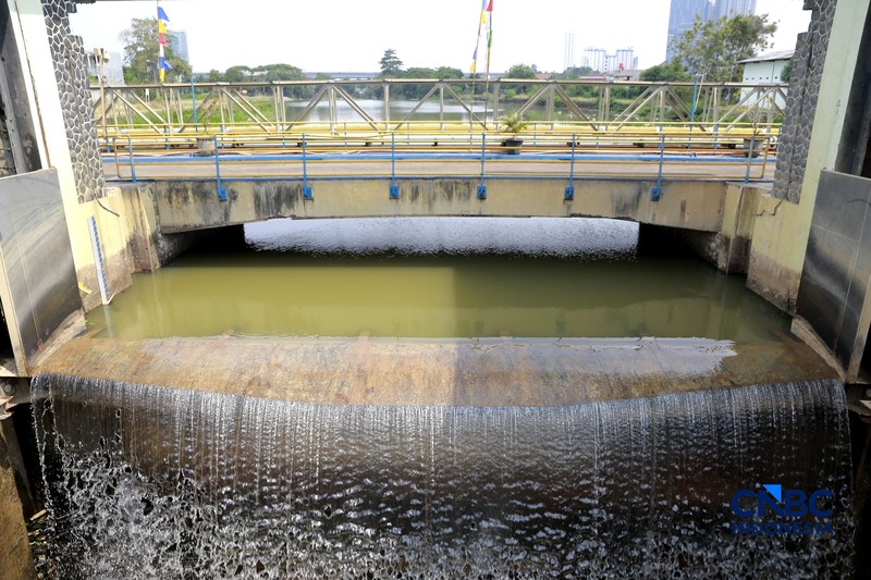 Kondisi air Kali Bekasi di sekitar Jembatan Jalan M Hasibuan, Kecamatan Bekasi Timur, Kota Bekasi, Jawa Barat, Kamis (6/8/2026). (CNBC Indonesia/Muhammad Sabki)
