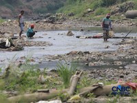 Kondisi air Kali Bekasi di sekitar Jembatan Jalan M Hasibuan, Kecamatan Bekasi Timur, Kota Bekasi, Jawa Barat, Kamis (6/8/2026). (CNBC Indonesia/Muhammad Sabki)