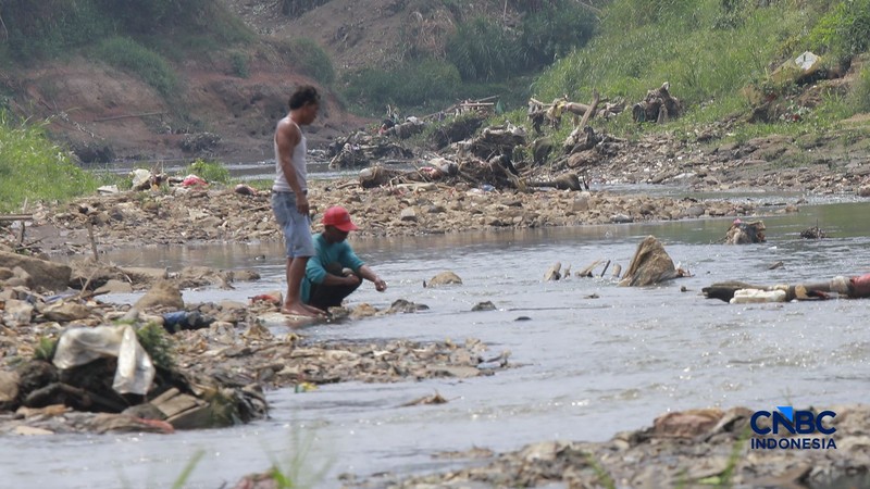 Kondisi air Kali Bekasi di sekitar Jembatan Jalan M Hasibuan, Kecamatan Bekasi Timur, Kota Bekasi, Jawa Barat, Kamis (6/8/2026). (CNBC Indonesia/Muhammad Sabki)