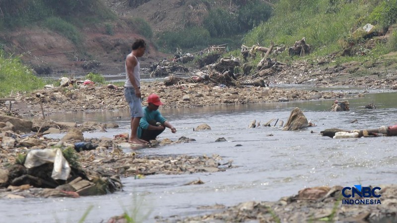 Kondisi air Kali Bekasi di sekitar Jembatan Jalan M Hasibuan, Kecamatan Bekasi Timur, Kota Bekasi, Jawa Barat, Kamis (6/8/2026). (CNBC Indonesia/Muhammad Sabki)