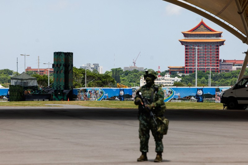 Latihan militer terbesar Taiwan tahun ini dimulai pada hari Rabu (5/8/2026), seiring pulau itu berupaya mempersiapkan penduduknya untuk menghadapi kemungkinan invasi China. (REUTERS/Ann Wang)