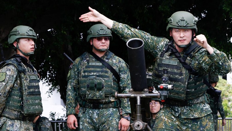 Latihan militer terbesar Taiwan tahun ini dimulai pada hari Rabu (5/8/2026), seiring pulau itu berupaya mempersiapkan penduduknya untuk menghadapi kemungkinan invasi China. (REUTERS/Ann Wang)