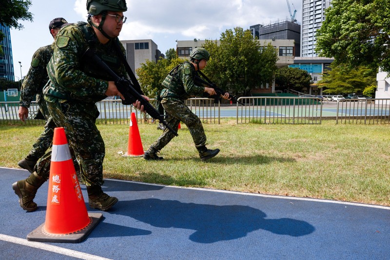 Latihan militer terbesar Taiwan tahun ini dimulai pada hari Rabu (5/8/2026), seiring pulau itu berupaya mempersiapkan penduduknya untuk menghadapi kemungkinan invasi China. (REUTERS/Ann Wang)