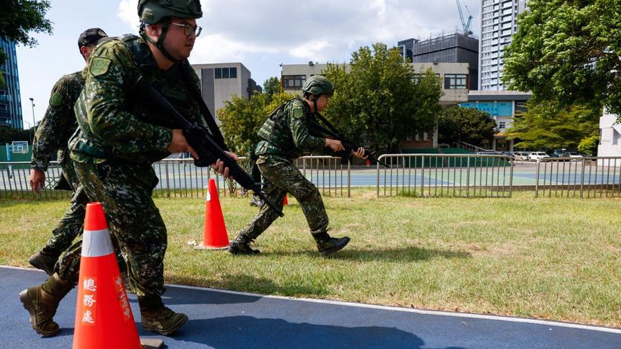 Latihan militer terbesar Taiwan tahun ini dimulai pada hari Rabu (5/8/2026), seiring pulau itu berupaya mempersiapkan penduduknya untuk menghadapi kemungkinan invasi China. (REUTERS/Ann Wang)