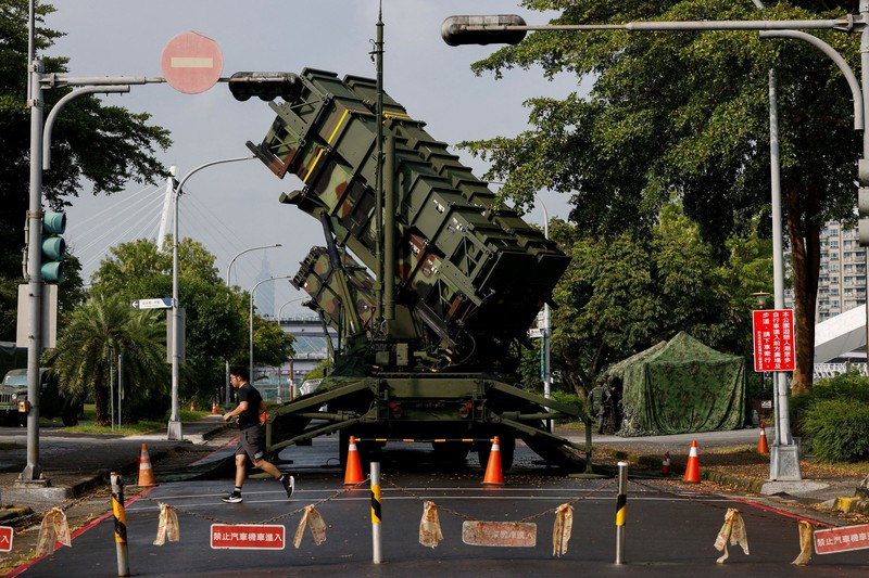 Latihan militer terbesar Taiwan tahun ini dimulai pada hari Rabu (5/8/2026), seiring pulau itu berupaya mempersiapkan penduduknya untuk menghadapi kemungkinan invasi China. (REUTERS/Ann Wang)