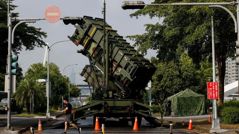 Latihan militer terbesar Taiwan tahun ini dimulai pada hari Rabu (5/8/2026), seiring pulau itu berupaya mempersiapkan penduduknya untuk menghadapi kemungkinan invasi China. (REUTERS/Ann Wang)