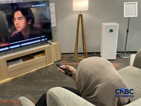 Masyarakat Indonesia masih menggunakan TV untuk alat menonton di tengah dominasi smartphone maupun tablet. (CNBC Indonesia/Novina Putri Bestari)