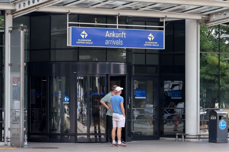 Pesawat-pesawat kargo DHL terparkir di Bandara Leipzig/Halle, Schkeuditz, Jerman, Rabu (5/8/2026), setelah polisi mengerahkan ahli bahan peledak untuk memeriksa sebuah pesawat nirawak (drone) yang ditemukan di dekat landasan pacu. Pemeriksaan dilakukan menyusul insiden sebuah pesawat kargo DHL yang menabrak objek tak dikenal sesaat setelah lepas landas pada malam sebelumnya hingga terpaksa melakukan pendaratan tak terjadwal di Hanover, menurut sumber yang mengetahui insiden tersebut. (REUTERS/Axel Schmidt)