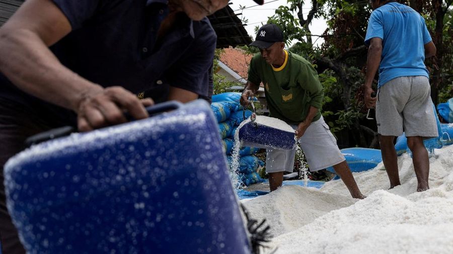 Para pekerja menyiapkan garam di sebuah penyimpanan di Desa Pengarengan, Cirebon, Provinsi Jawa Barat, Indonesia, pada 31 Juli 2026.
