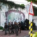 Para tentara berjalan melewati kendaraan militer saat latihan militer tahunan Han Kuang di Taipei, Taiwan, 6 Agustus 2026. (REUTERS/Ann Wang)