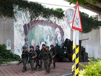 Para tentara berjalan melewati kendaraan militer saat latihan militer tahunan Han Kuang di Taipei, Taiwan, 6 Agustus 2026. (REUTERS/Ann Wang)