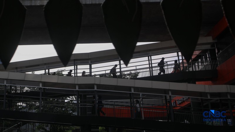 Pejalan kaki melintasi Jembatan Penyeberangan Orang (JPO) di kawasan Rasuna Said, Kuningan, Jakarta, Kamis (6/8/2026). (CNBC Indonesia/Faisal Rahman)