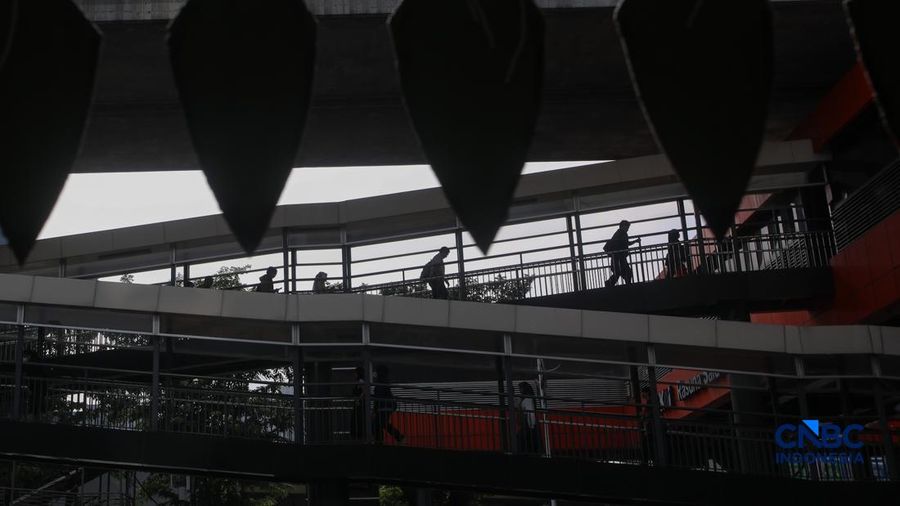 Pejalan kaki melintasi Jembatan Penyeberangan Orang (JPO) di kawasan Rasuna Said, Kuningan, Jakarta, Kamis (6/8/2026).