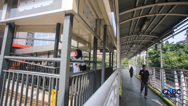 Pejalan kaki melintasi Jembatan Penyeberangan Orang (JPO) di kawasan Rasuna Said, Kuningan, Jakarta, Kamis (6/8/2026). (CNBC Indonesia/Faisal Rahman)