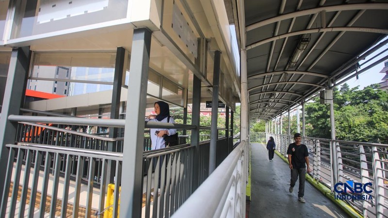 Pejalan kaki melintasi Jembatan Penyeberangan Orang (JPO) di kawasan Rasuna Said, Kuningan, Jakarta, Kamis (6/8/2026).