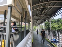 Pejalan kaki melintasi Jembatan Penyeberangan Orang (JPO) di kawasan Rasuna Said, Kuningan, Jakarta, Kamis (6/8/2026). (CNBC Indonesia/Faisal Rahman)