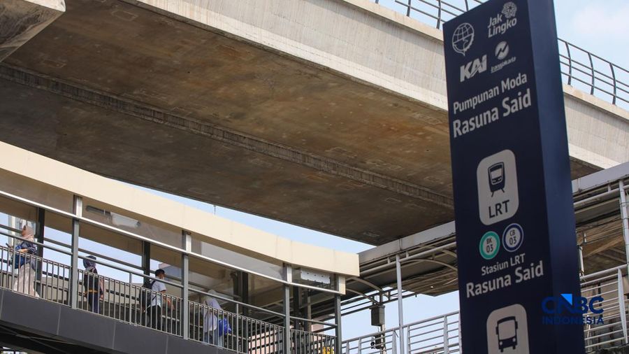 Pejalan kaki melintasi Jembatan Penyeberangan Orang (JPO) di kawasan Rasuna Said, Kuningan, Jakarta, Kamis (6/8/2026).