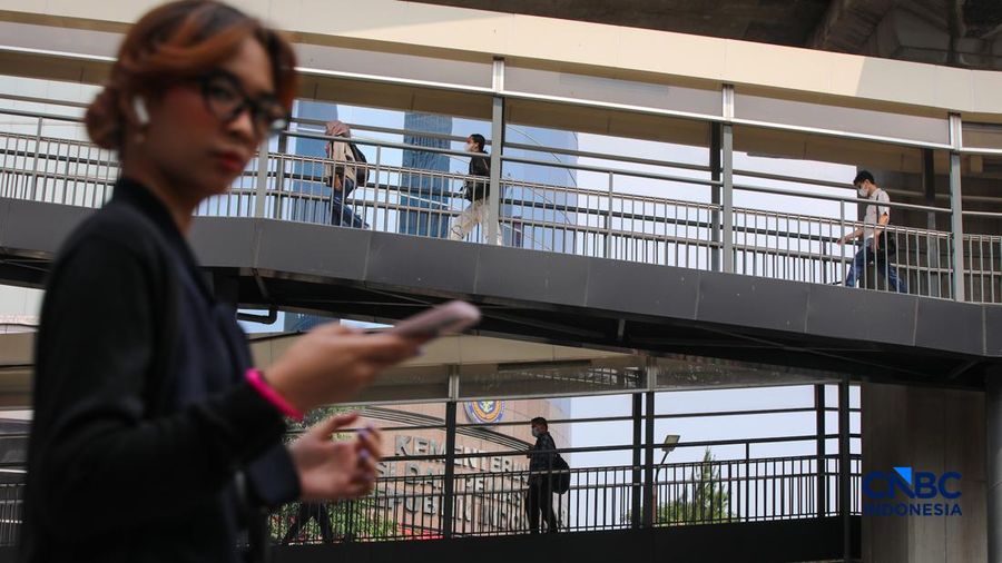 Pejalan kaki melintasi Jembatan Penyeberangan Orang (JPO) di kawasan Rasuna Said, Kuningan, Jakarta, Kamis (6/8/2026).