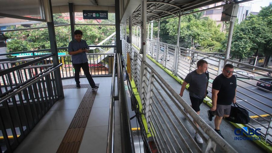 Pejalan kaki melintasi Jembatan Penyeberangan Orang (JPO) di kawasan Rasuna Said, Kuningan, Jakarta, Kamis (6/8/2026). (CNBC Indonesia/Faisal Rahman)