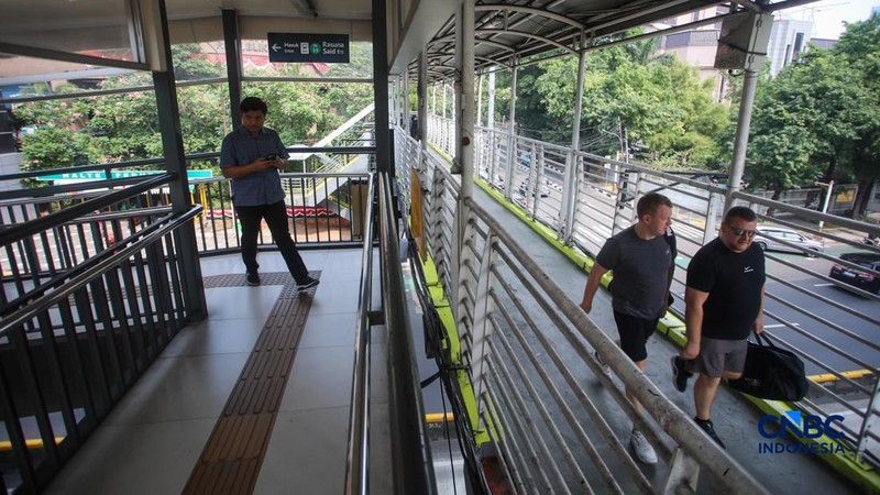 Pejalan kaki melintasi Jembatan Penyeberangan Orang (JPO) di kawasan Rasuna Said, Kuningan, Jakarta, Kamis (6/8/2026). (CNBC Indonesia/Faisal Rahman)