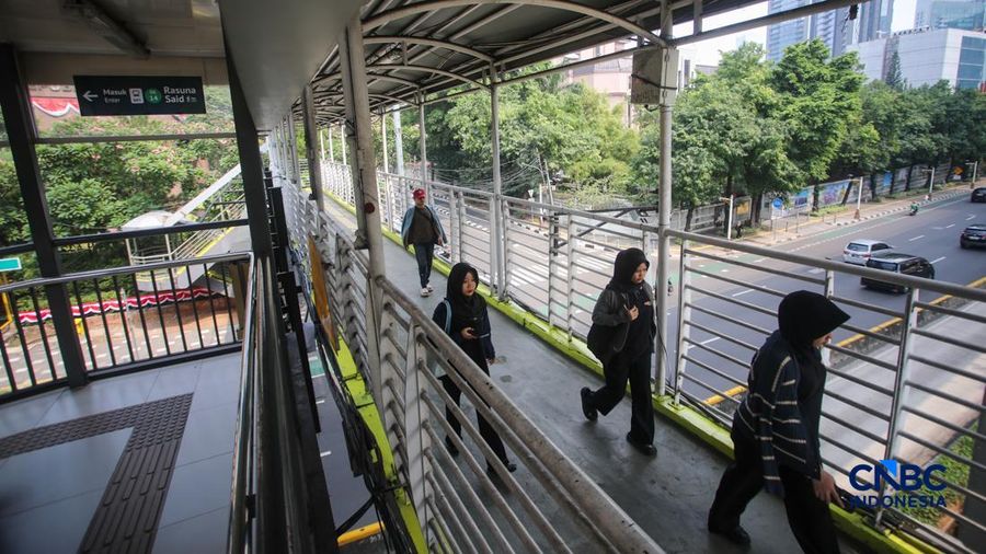 Pejalan kaki melintasi Jembatan Penyeberangan Orang (JPO) di kawasan Rasuna Said, Kuningan, Jakarta, Kamis (6/8/2026).