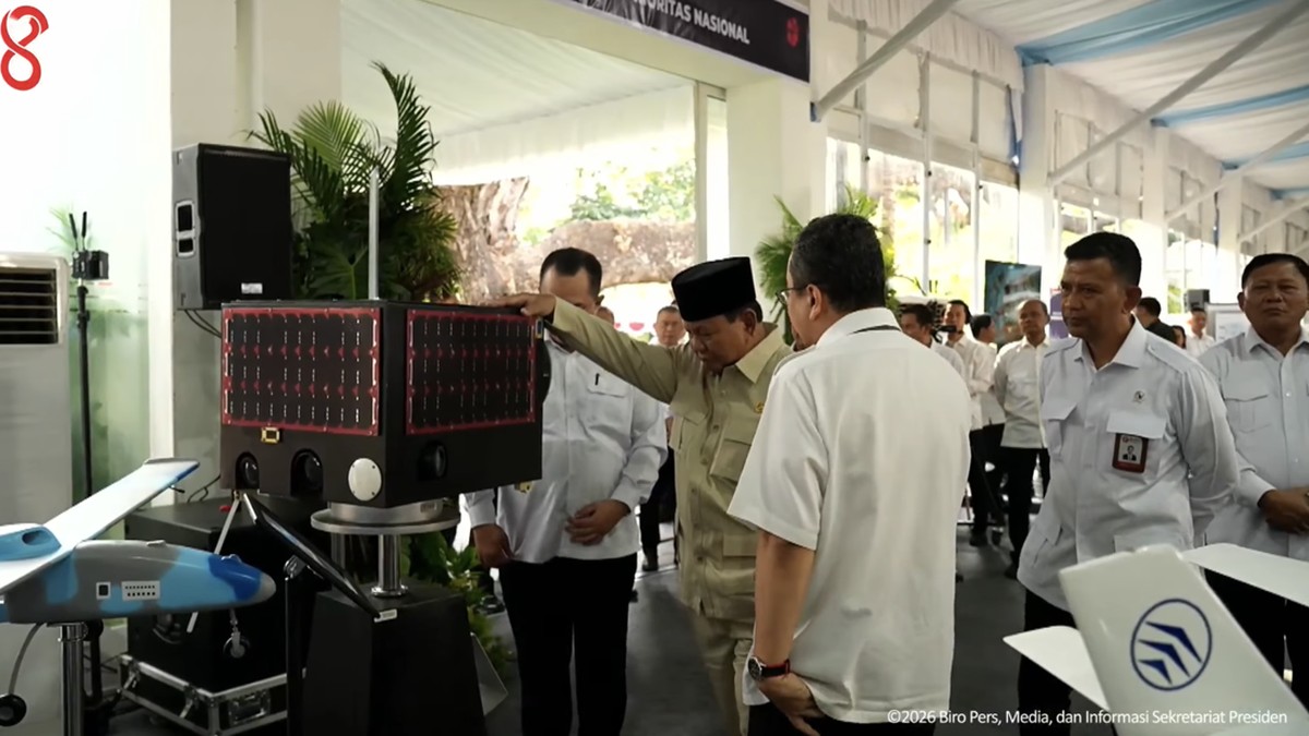 Prabowo Pesan Sepatu Karet Lokal Buatan BRIN, Harganya Tak Terduga