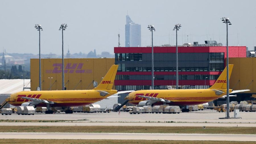 Pesawat-pesawat kargo DHL terparkir di Bandara Leipzig/Halle, Schkeuditz, Jerman, Rabu (5/8/2026), setelah polisi mengerahkan ahli bahan peledak untuk memeriksa sebuah pesawat nirawak (drone) yang ditemukan di dekat landasan pacu. Pemeriksaan dilakuk