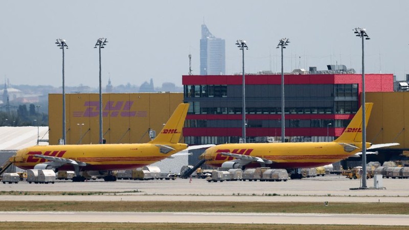 Pesawat-pesawat kargo DHL terparkir di Bandara Leipzig/Halle, Schkeuditz, Jerman, Rabu (5/8/2026), setelah polisi mengerahkan ahli bahan peledak untuk memeriksa sebuah pesawat nirawak (drone) yang ditemukan di dekat landasan pacu. Pemeriksaan dilakuk